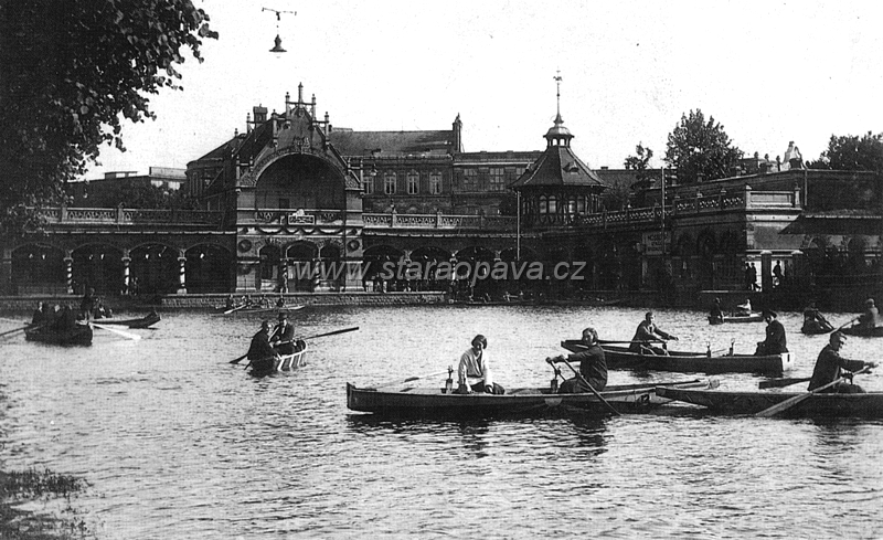 zameckyokruh (9).jpg - A ještě jedna fotografie lidí projíždějících se na loďkách na kluzišti v létě.